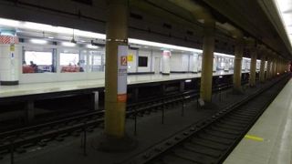 改札の手前で簡単なセキュリティチェックがあります。