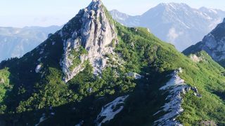 登攀意欲をかきたてる鋭峰