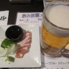 鳥の刺身とビール