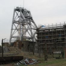 第二竪坑やぐらと巻揚機室