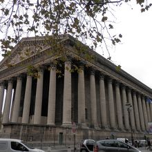 道路を渡れば全体がおさめた写真がとれます☆