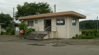 ひっそりとした無人駅