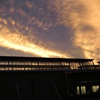 部屋の窓から見えた夕暮れ