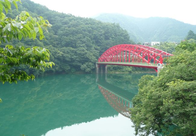 湖と橋とのコントラストがきれい