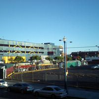 部屋からの眺望。トロリーバスの線路脇でした。