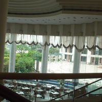 ３層吹き抜けの広々「グランカフェ」