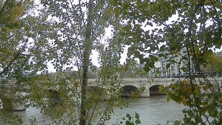 セーヌ川に架かる橋のひとつ