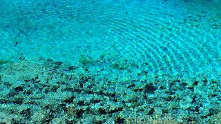 長海から歩いて…ものすごいブルーの池