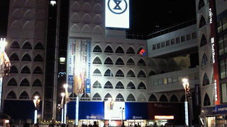 スカイプラザ1階に平日夜や土日に外貨両替できる場所がある