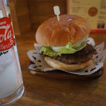 ネイビーバーガーとレモネード