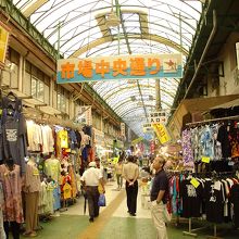 アーケード街に囲まれた市場