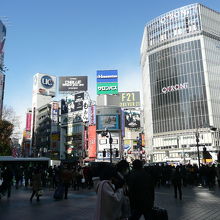 渋谷駅からスクランブル交差点を渡って入っていく