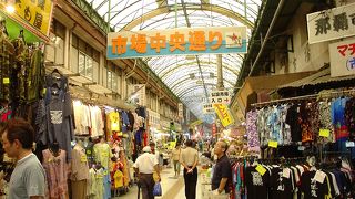 大きなアーケード街に囲まれ入り組んだ市場