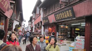 懐かしい中国の古い街並みです。出店も一杯で買い食いしながら歩くのも楽しいですよ