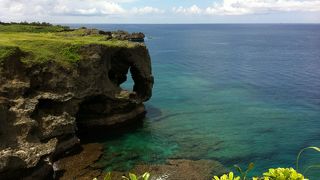 象の鼻の形の岩