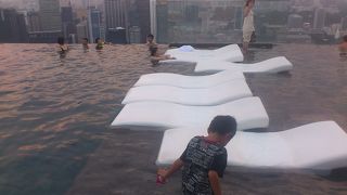 プールは人が多い。