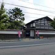 旧鐙屋 --- 「酒田」にある江戸時代の廻船問屋の建物です。地味ですが「酒田」の観光名所のひとつです。