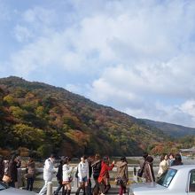 観光客で賑わう渡月橋