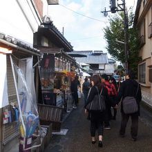 写真の左奥の店です