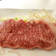 この大きさで１人前。とても柔らかい赤肉ステーキ♪