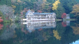 湖畔を歩いてください