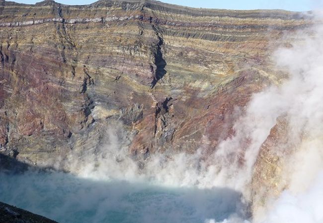 火口を見下ろすとエメラルドグリーンの水面が見えます。