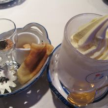 アイスを一口すくって、リキュールをつけて食べます