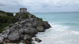 青い海と遺跡