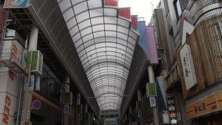 商店街の両側に寿司屋が並ぶ、寿司屋通り