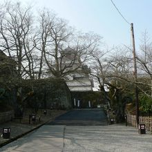 敵の侵入を防ぐ要鶴ヶ城の太鼓門周辺