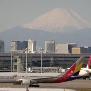 やはり空港と言えば飛行機が見える場所が大切ですが、こちらからは天候が良ければ富士山が見られます。