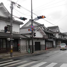 国道沿いに白壁の町並み