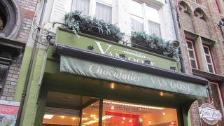 《VAN OOST》オーナー手作りのチョコレート。