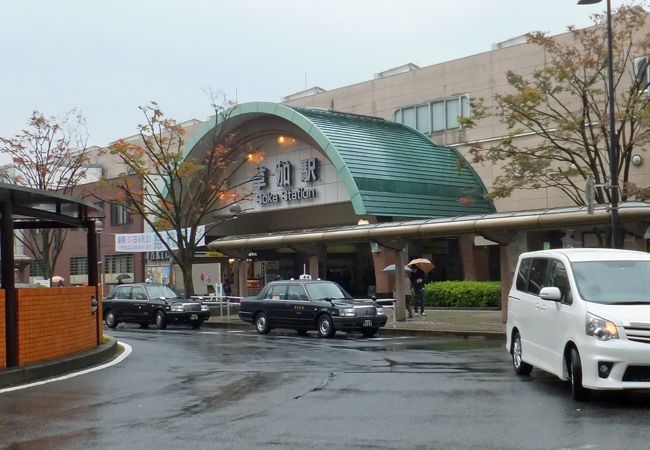 草加駅は、快速線停車駅としては、東京から埼玉県に入って最初の駅です