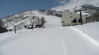 雪質が良くて早い時期から春まで滑れる人気スキー場