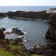 海の目の前の洞窟