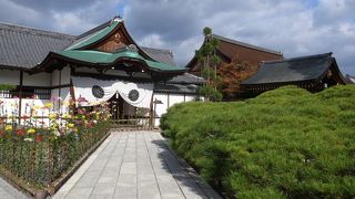 御所の雰囲気を伝える寺院