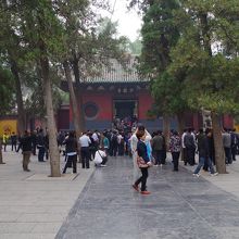 中国華北の禅宗の本山、少林寺の山門です。