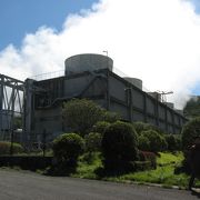 美しい山なみに囲まれた日本最大の地熱発電所