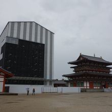 東塔は改修工事中