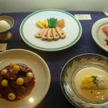 晩餐会のメニュー・・・鹿、白鳥の肉料理？にコーヒーやアイス