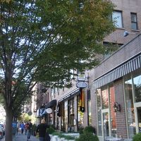 かくれがのある通り。カフェ等のある並びです。