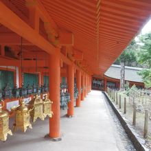 春日大社の代名詞　朱塗りの柱