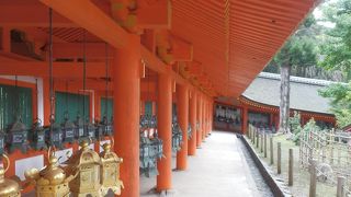 朱塗りの社は荘厳極まり