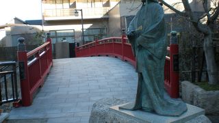 赤い欄干が一際目立つねね橋