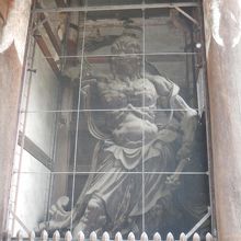 金網越しの金剛力士像