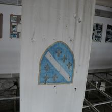 穴だらけ。銃撃の跡。