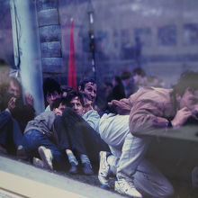 怯える人々の写真