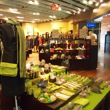 出発ターミナルのお土産屋