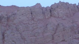 東西に長さ約１００ｋｍの山地